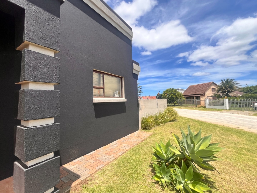 4 Bedroom Property for Sale in Wavecrest Eastern Cape